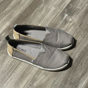 Tom’s kids shoes , color grey , size youth 1.5